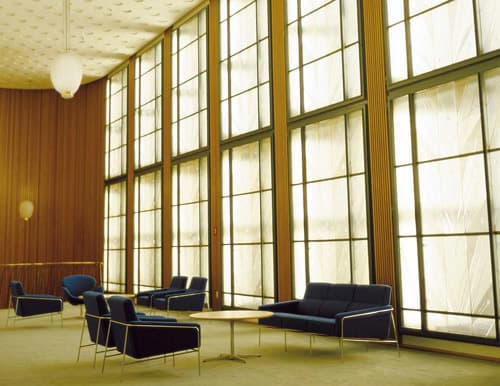 arne jacobsen series 3300 3 seat sofa