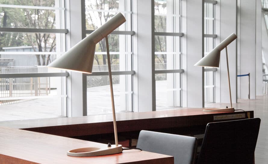 arne jacobsen table lamp