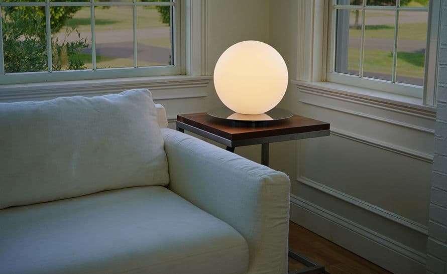 bola sphere table lamp