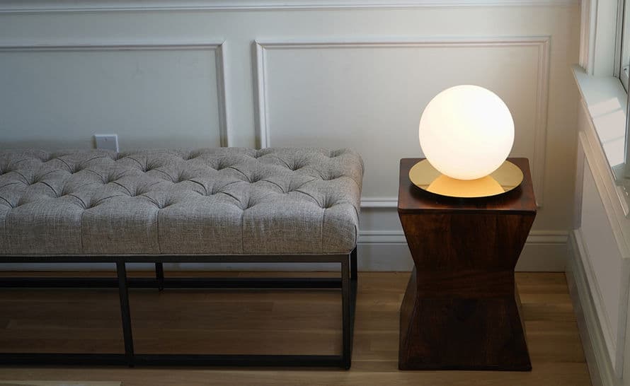 bola sphere table lamp