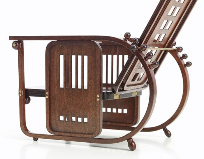miniature sitting machine
