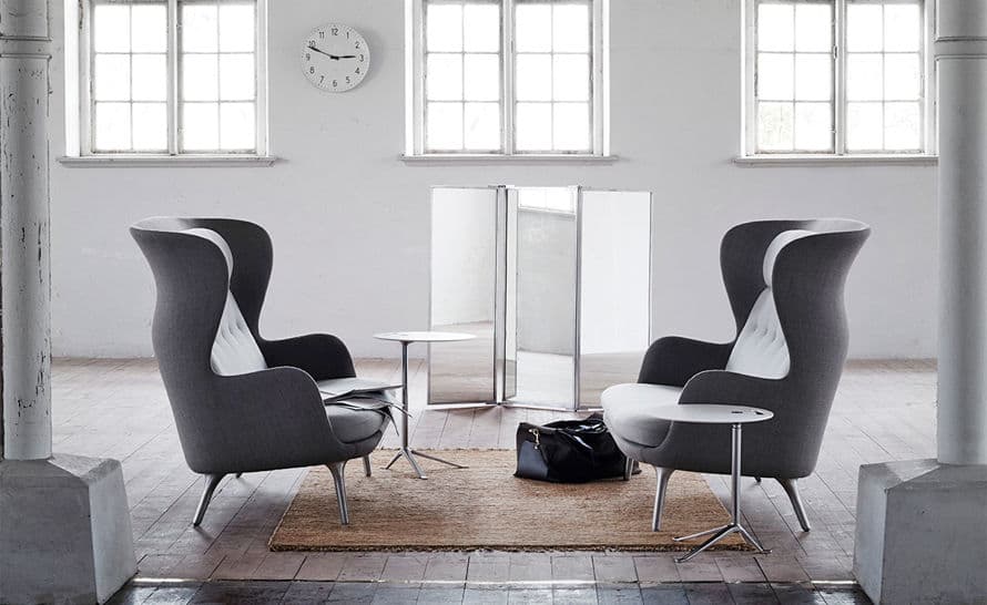 ro sofa with metal base