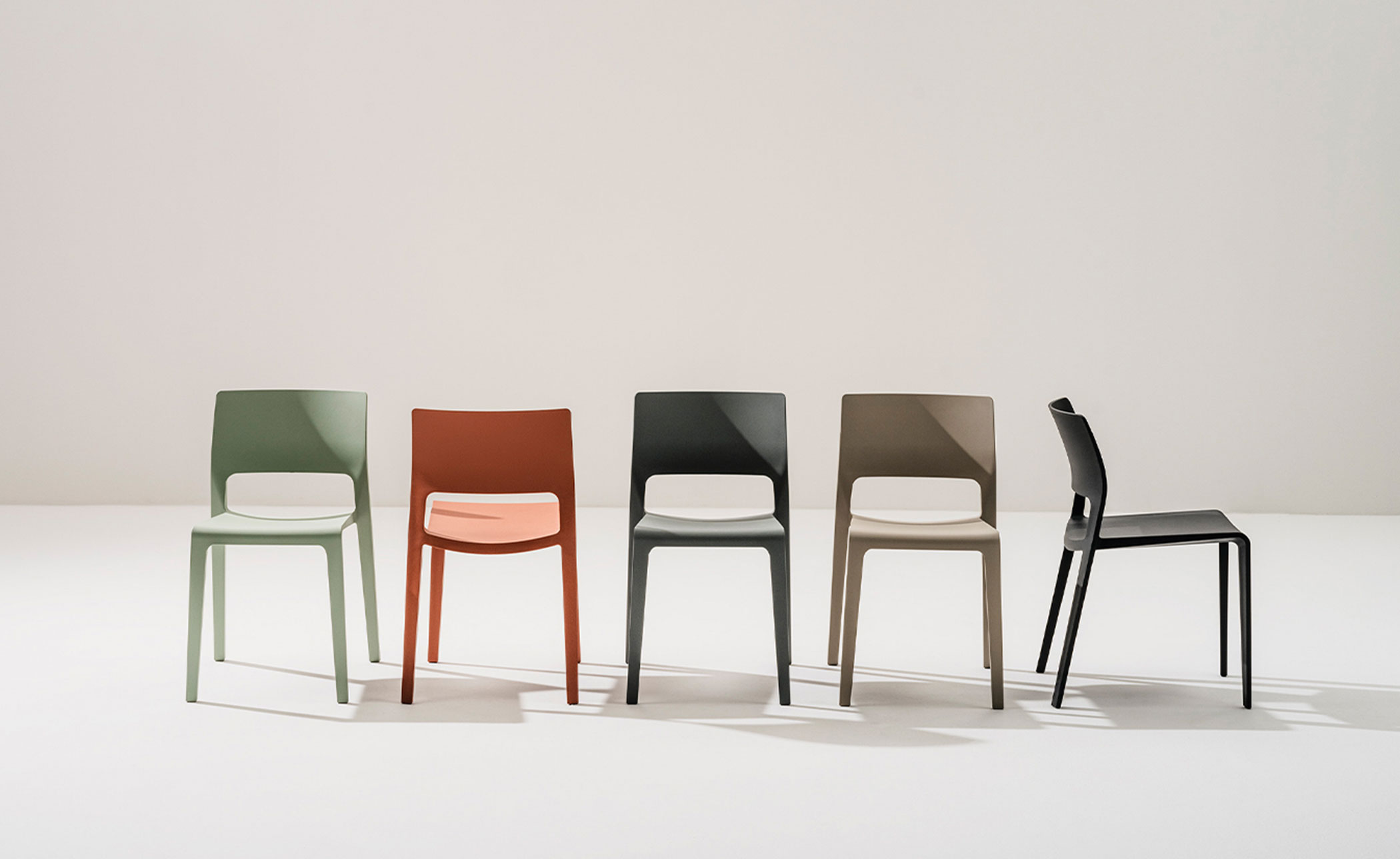 Juno 02 Stacking Chair by James Irvine for Arper | hive